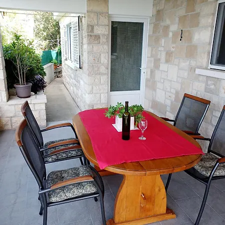 Contessa Robinson House Holiday home Zrnovo