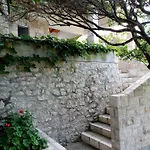 Contessa Robinson House