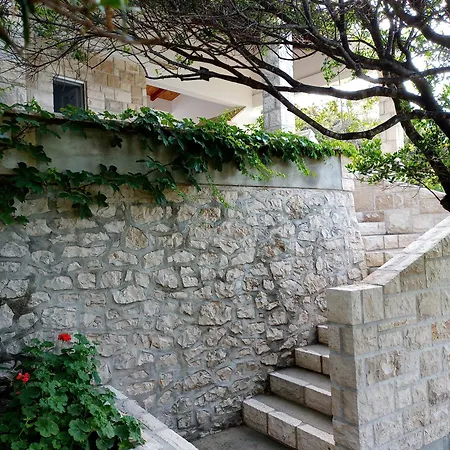 Contessa Robinson House