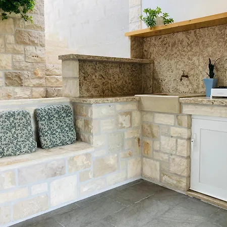 Contessa Robinson House * Zrnovo
